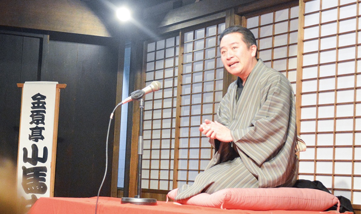 古民家内で落語寄席