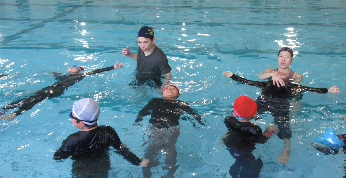 着衣泳など学ぶ