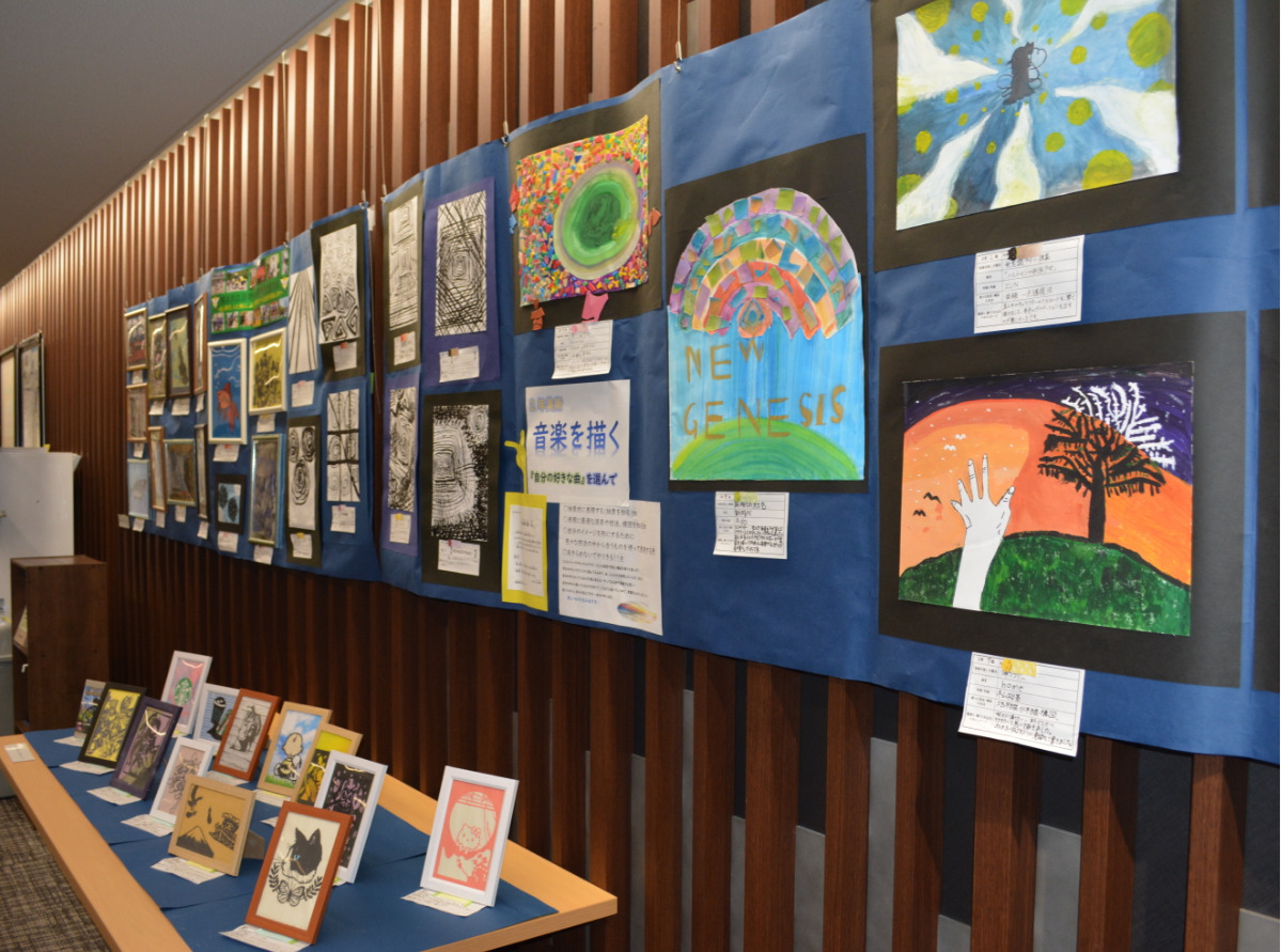 店内に支援学校生の作品