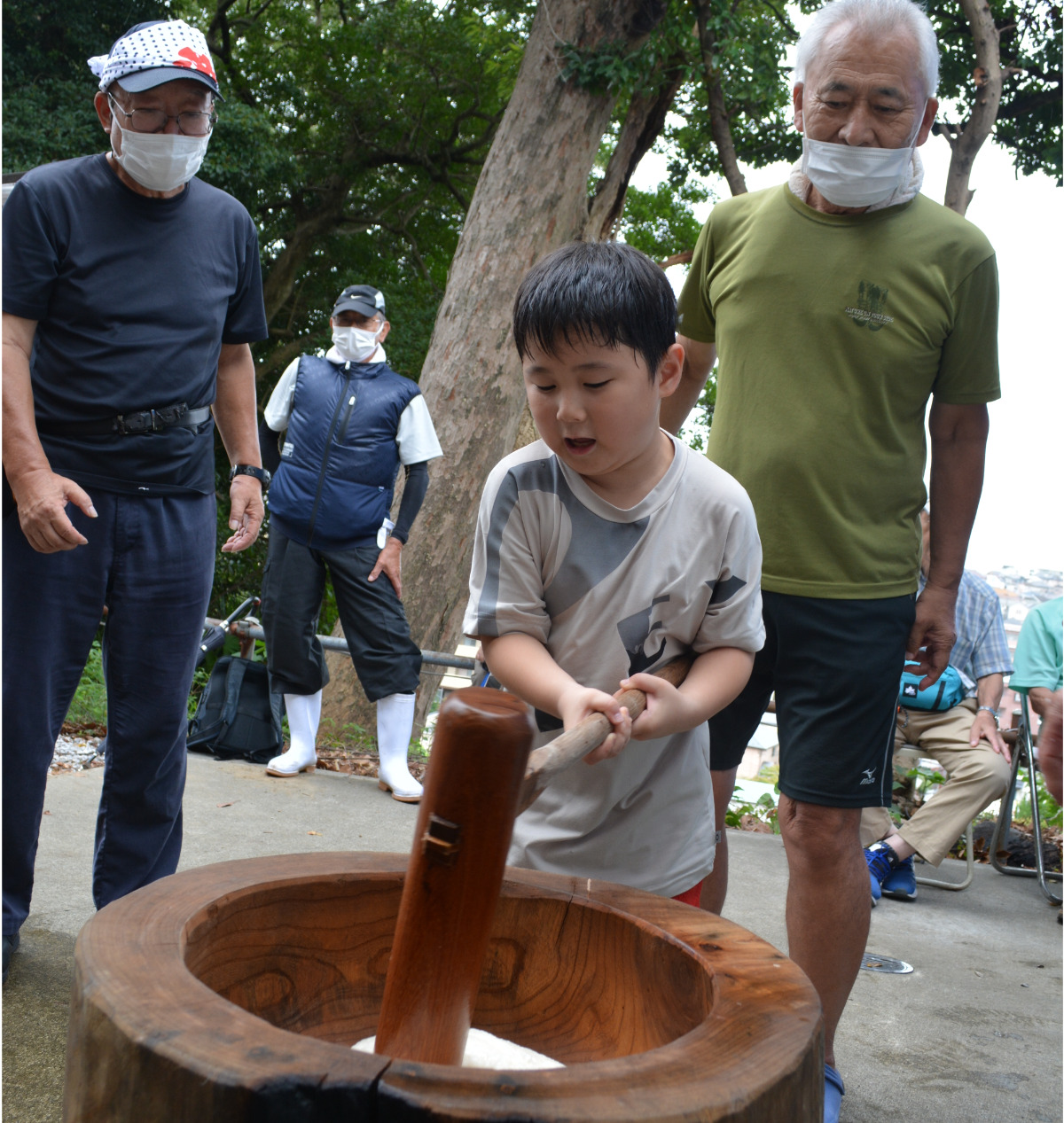 大人と子どもが「よいしょ」