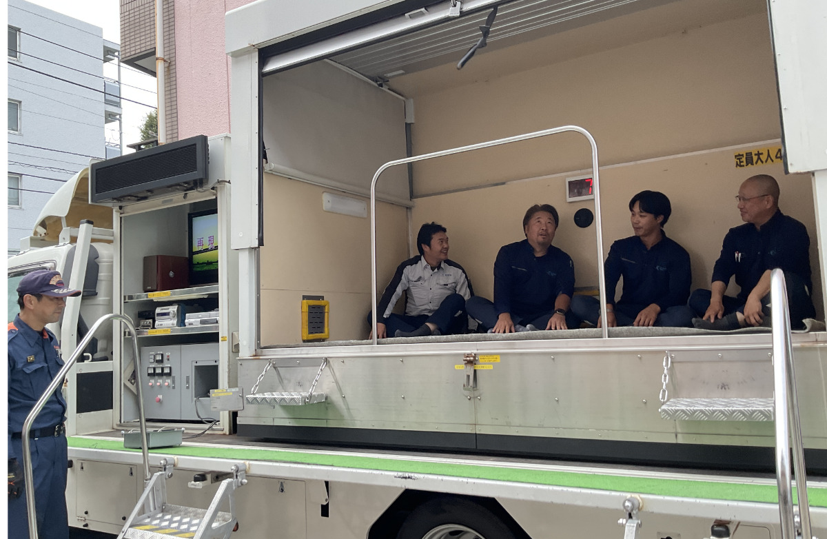 住民と起震車体験