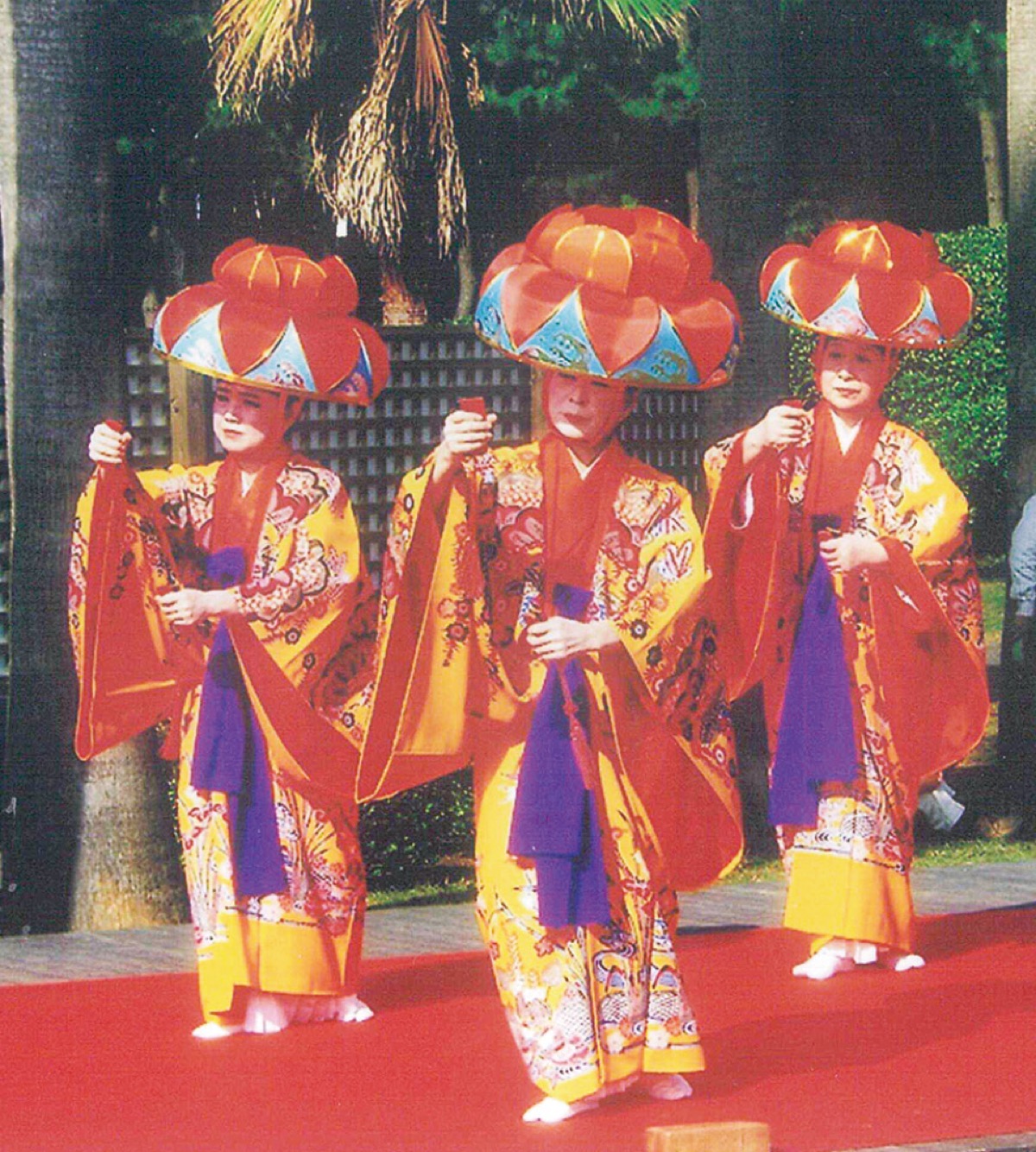 栄公会堂で沖縄舞踊