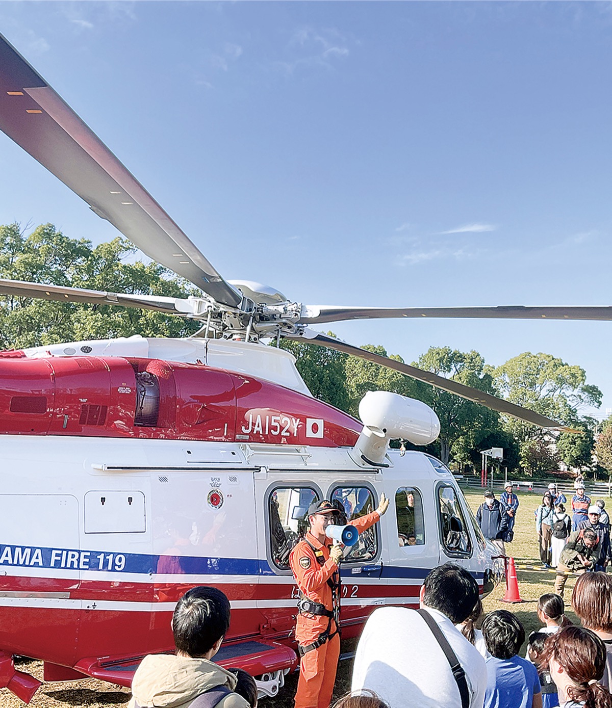 消防ヘリに興味深々