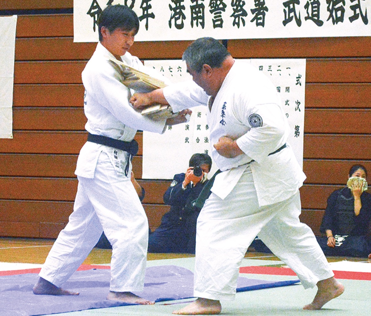 正拳突きで板割り