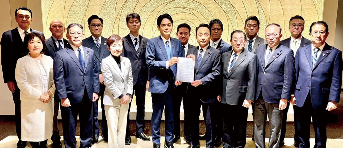 市長に要望書を提出した公明党市議団（※安西は後列右から２人目）