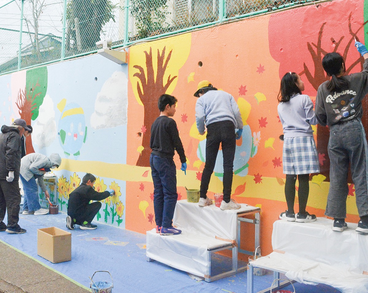 校内の壁に絵を描く