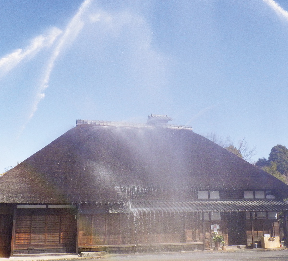 本郷ふじやま公園での放水＝栄消防署提供