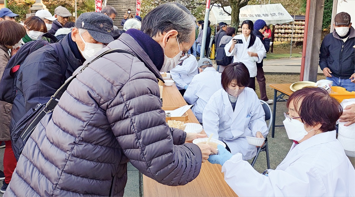 豚汁をふるまう氏子会