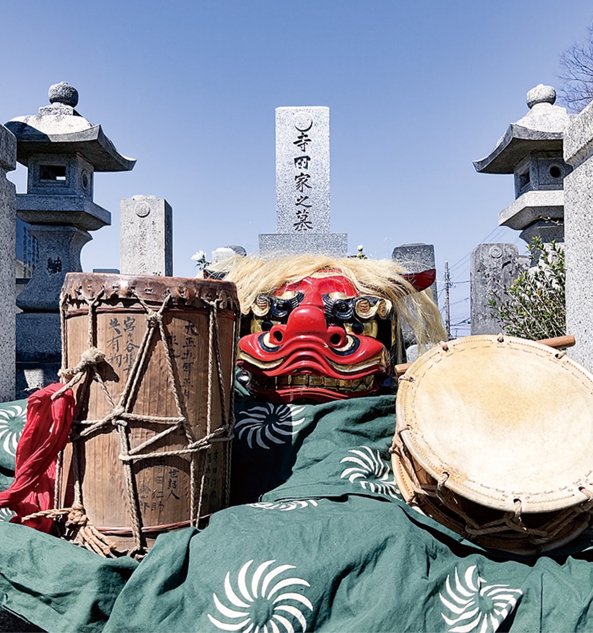 朝吉さんの墓前にメンバーらが報告＝３月14日