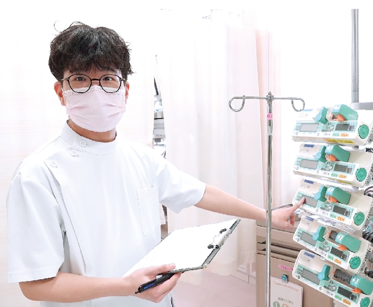 現在使用しているポンプについて説明する看護師＝提供