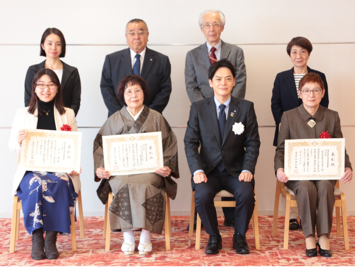 表彰式に出席した山中市長（前列右から２人目）と受賞者ら