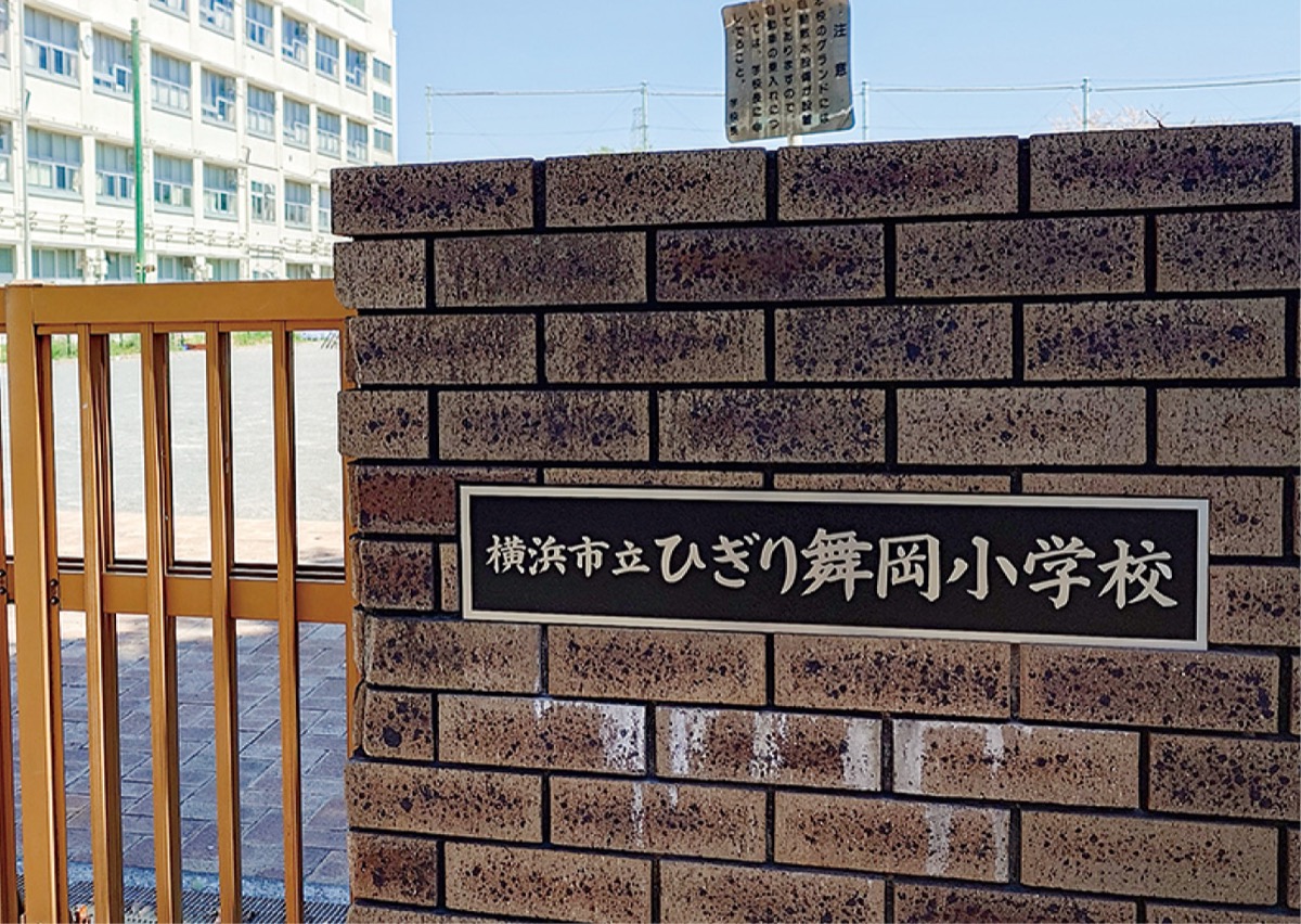 新たに設置された学校銘板