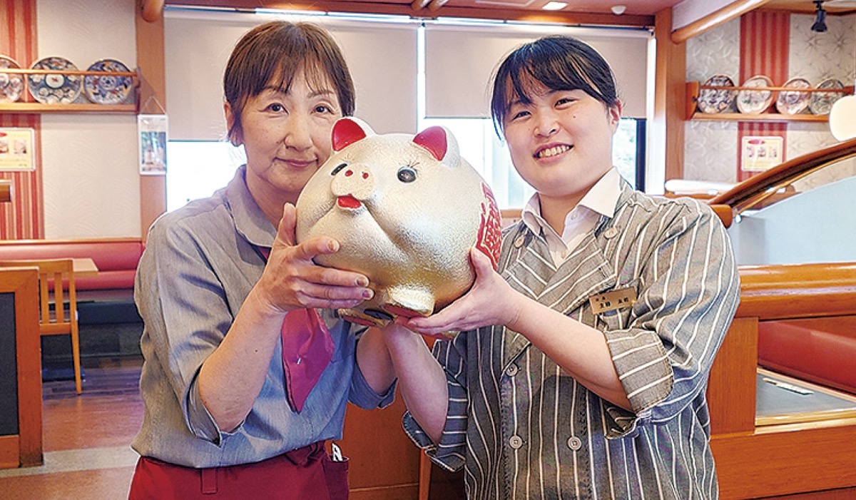 「親しみやすい接客が売りです」かつ泉の主藤店長とベテランスタッフ