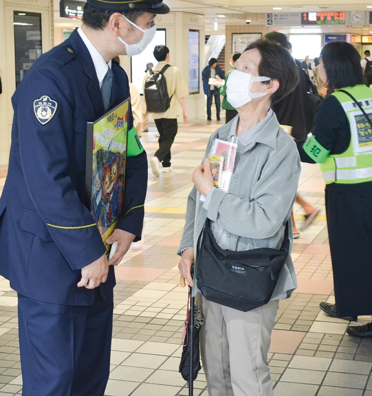 上大岡で駅利用者に注意喚起する署員ら