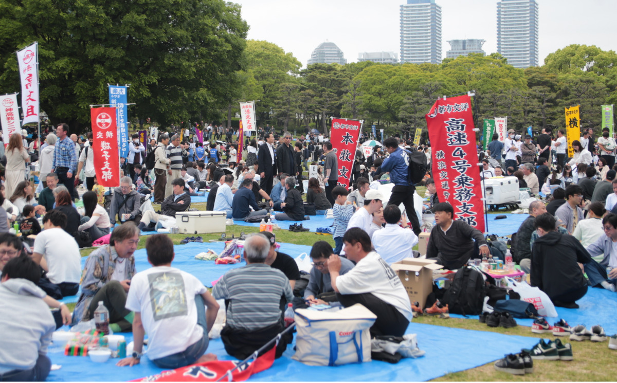 産業別に分かれて集まる参加者