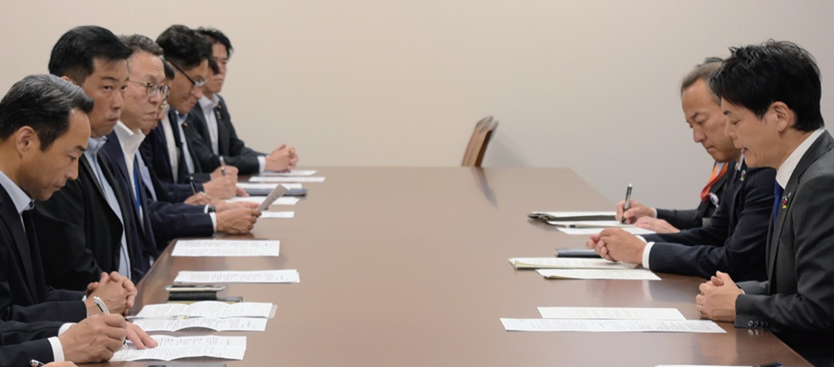 山中市長へ要望書の中身を説明(左手前2人目)