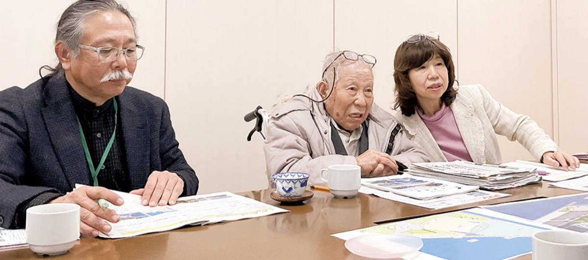 「ともに浜をつくる会」石田猛前理事長(中央)らに説明=24年