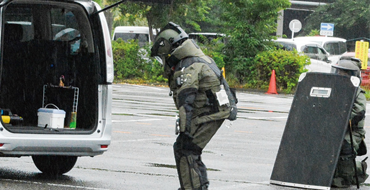 対象物に近づく爆発物処理隊