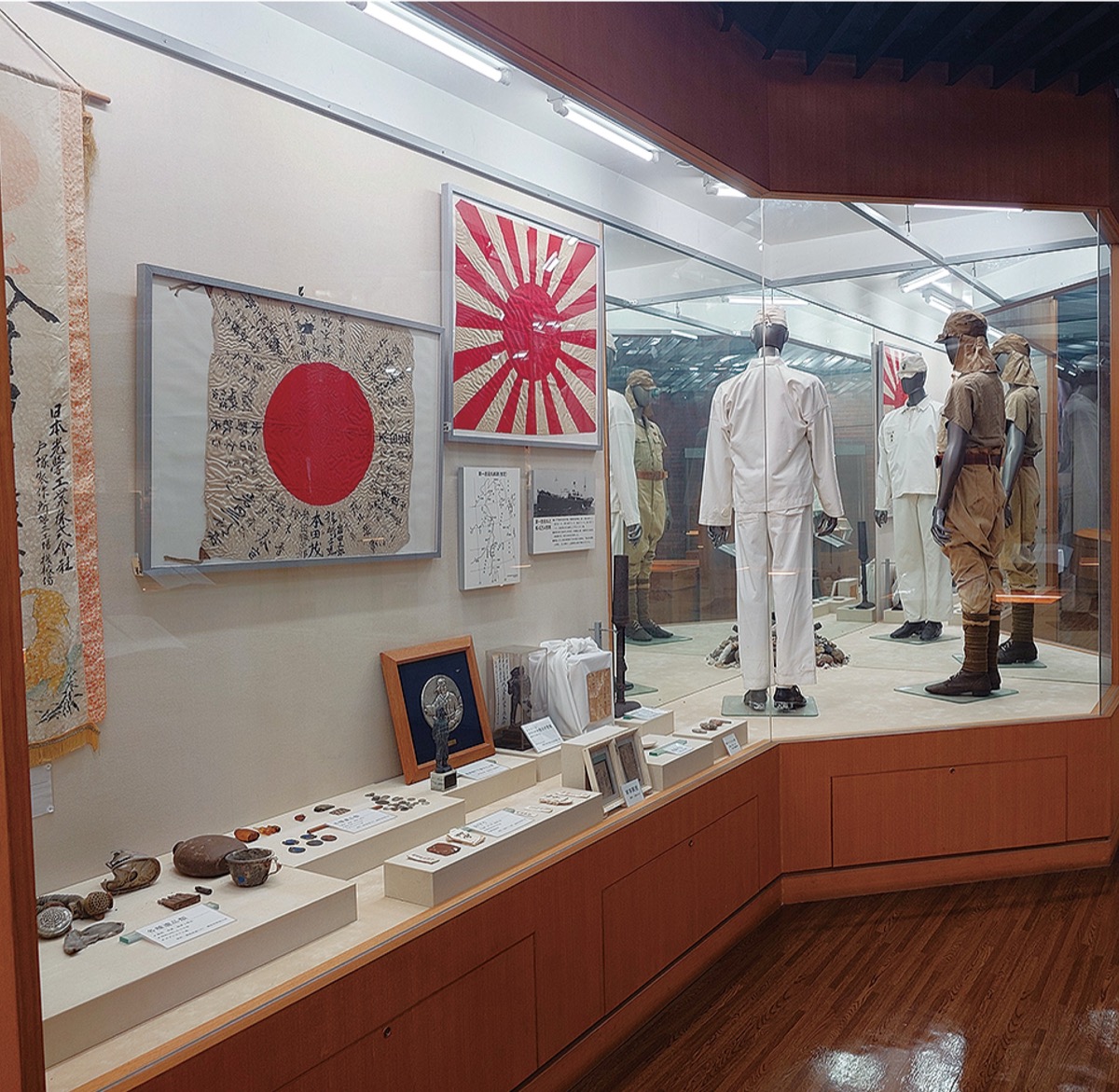 戦没者の遺品を含む展示=かながわ平和祈念館