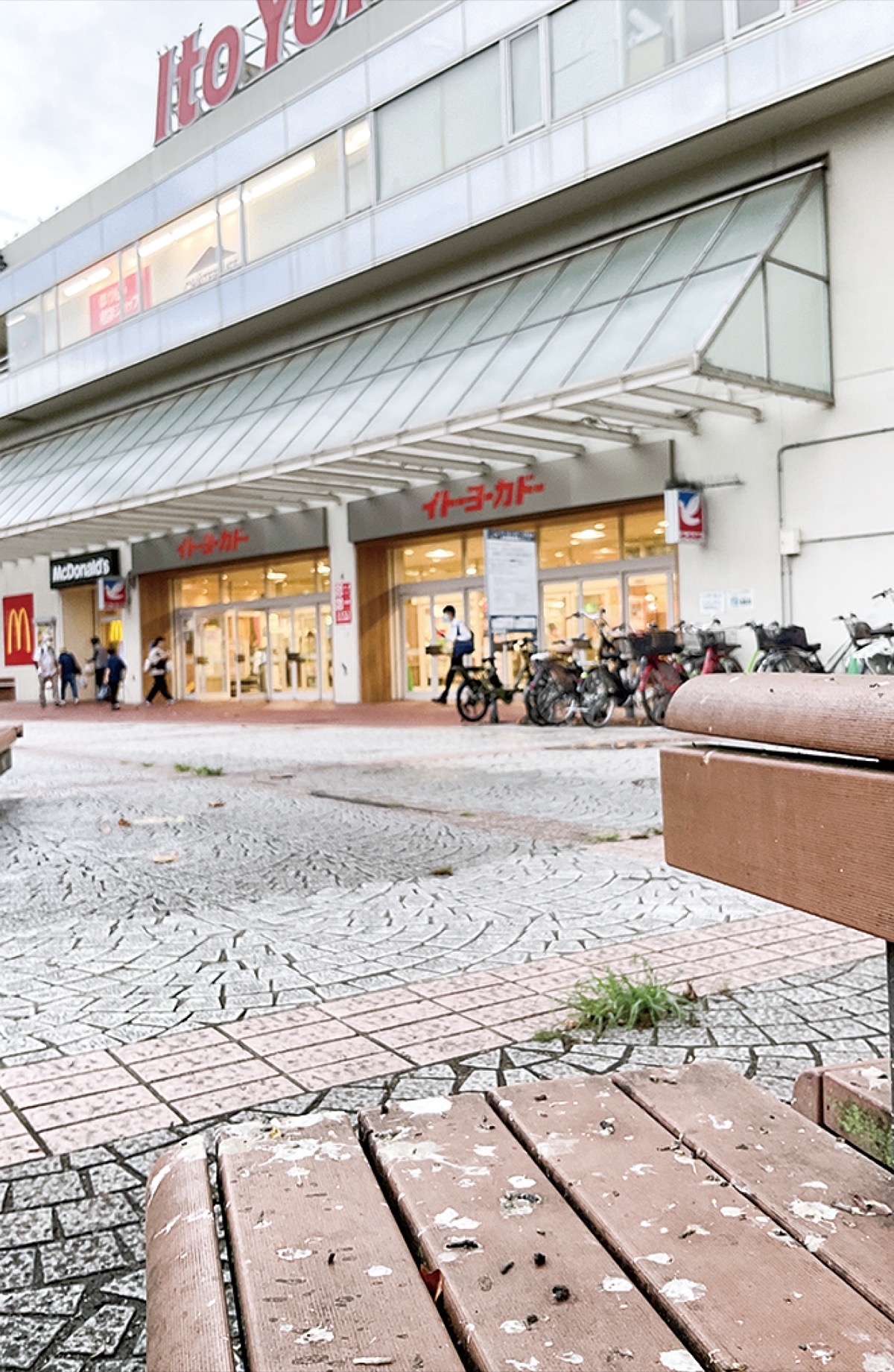 ふんで汚れた駅前のベンチ