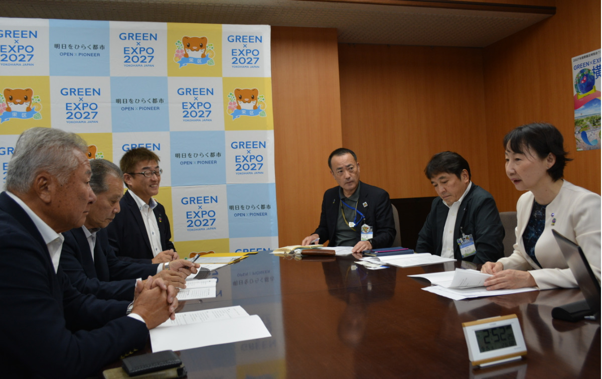意見を交わす戸塚支部のメンバーと区職員ら