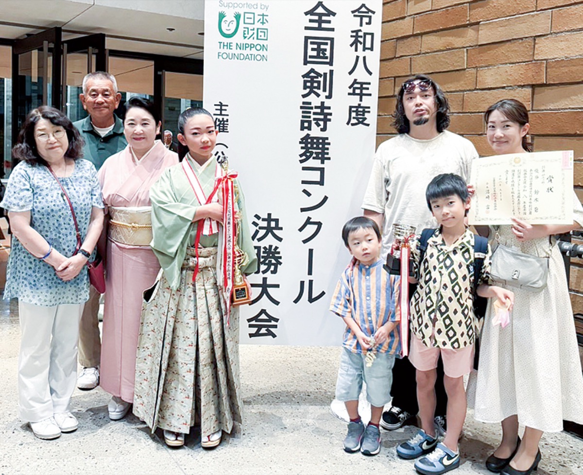 袴姿の鈴木さんと家族ら=桃さん提供