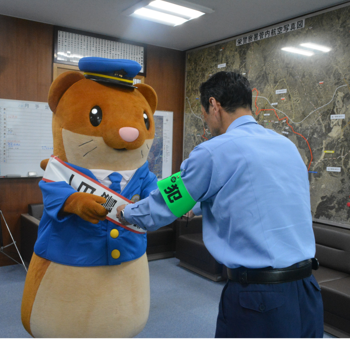 三浦署長から委嘱状を受け取るタッチーくん