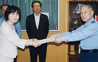 表彰を受けた横田さん（写真左）