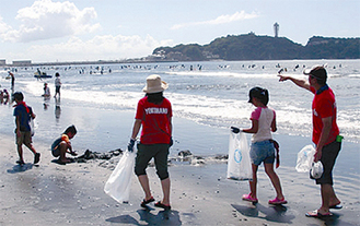 浜辺を清掃する子どもたち