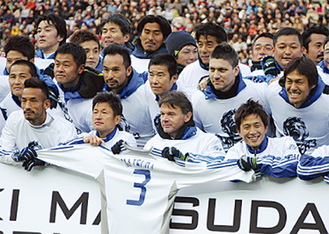 試合終了後、松田選手を象徴する背番号「３」のユニフォームを掲げて