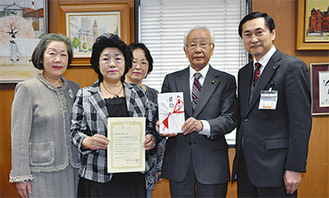 金子会長（左から２番目）からは消費生活推進員へ感謝状が手渡された