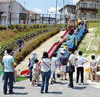 ５月27日の開園式には多くの住民が集まった