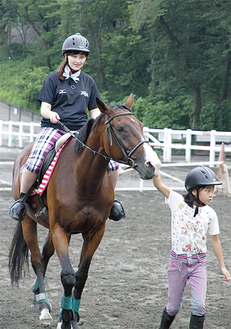 乗馬を体験するドイツの子ども