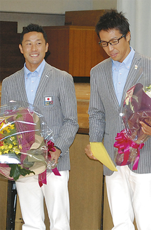 笑顔で花束を受け取る田山選手（写真左）と細田選手（右）
