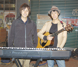 「応援してくれるファンに感謝の気持ちでいっぱい」と「サンドクロック」の滝田さん（左）と永田さん。路上ライブを行う有隣堂前で