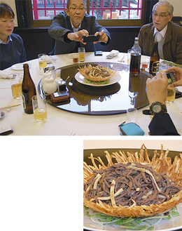 鹿肉料理の登場にカメラで撮影する参加者たち（上）メーン料理の一つ、薄切りの鹿モモ肉を塩コショウで炒めた巣ごもり（右）