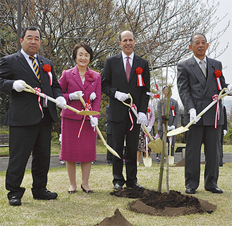 ルース特命全権大使（右から２番目）も植樹に参加