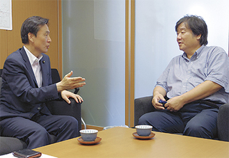 水戸（左）のインタビューに答える松居氏