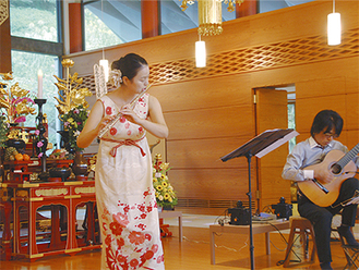 吉川さん（左）と千代さんの演奏が響きわたった＝10日、勧行寺