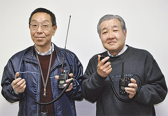簡易無線を手にする天笠さん（右）と細田さん