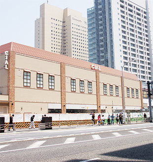 初代横浜駅（現桜木町）をモチーフにした外観