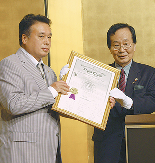 安達ガバナー（右）から認証状を贈られる竹内会長