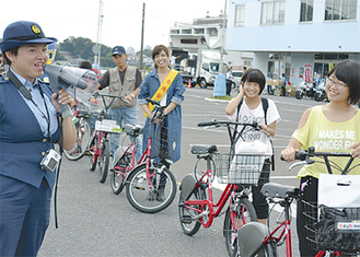 自転車の乗り方を教わる参加者