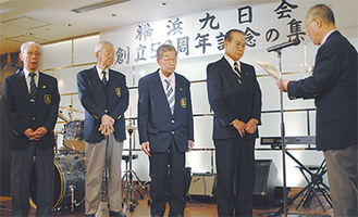 式典で創立当初からの会員に感謝状を手渡す鎌倉会長（写真右）