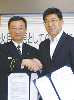 覚書を交わし、笑顔で握手する小野署長（左）と福井支部長
