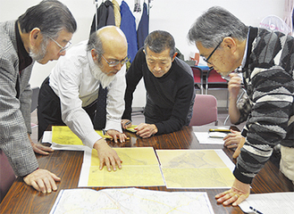 講師の斉藤さん（左から２番目）の説明に聞き入る参加者ら