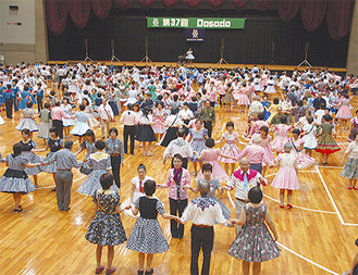 文化体育館いっぱいに踊る参加者たち＝８月２９日