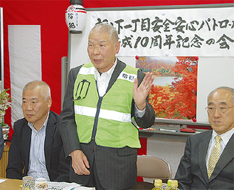あいさつする程島自治会長。左は三上区長、右は星野加賀町署長