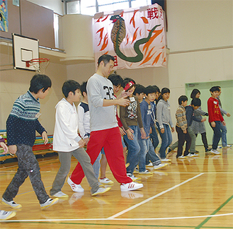 秒速１ｍに挑戦する児童ら。中央は講師の高田さん