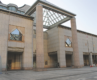 横浜トリエンナーレの中心施設でもある横浜美術館